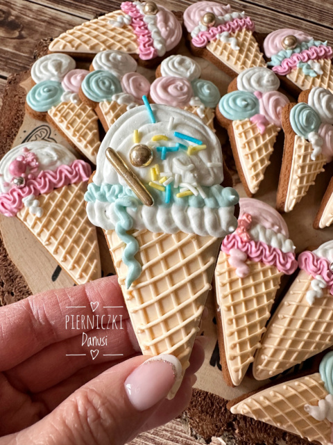 Lody w rożku biało-niebieskie Lody w rożku biało-niebieskie