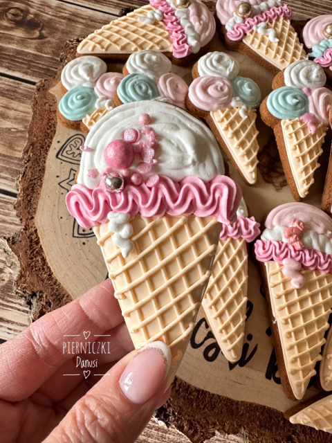 Lody w rożku biało-różowe Lody w rożku biało-różowe