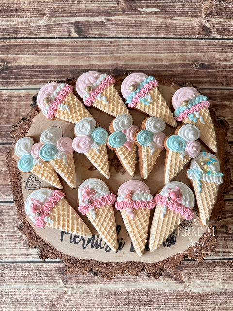 Lody w rożku biało-różowe Lody w rożku biało-różowe