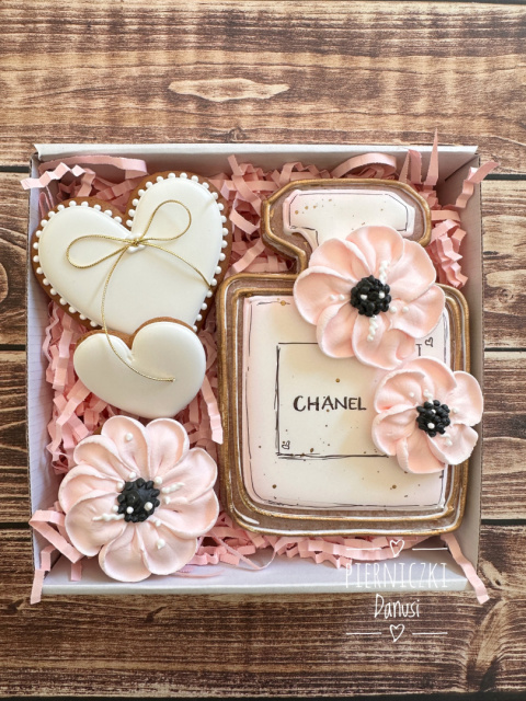 Perfumy Chanel piernikowe w pudełku ozdobnym mały Perfumy Chanel piernikowe w pudełku ozdobnym mały